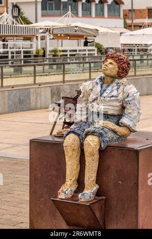 Städtische Skulptur in der Pla de les Serenes an der Promenade von Cambrils aus dem Jahr 2011 vom Künstler David Callau. Costa Daurada, Tarragona, Spanien. Stockfoto