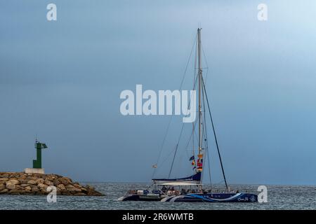 Bootstour mit dem Katamaran entlang der Costa Dorada ab Cambrils, Costa Daurada, Provinz Tarragona, Katalonien, Spanien, Europa Stockfoto