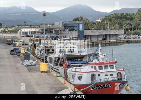 Fischerboote am Pier des Hafens von Cambrils, Goldene Küste, Provinz Tarragona, Katalonien, Spanien, Europa Stockfoto