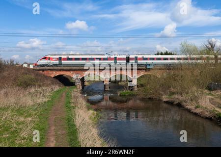 River Idle, Retford London North Eastern Railway, Hitachi Express-Zug, der den River Idle in Retford an der Ostküste überquert Stockfoto