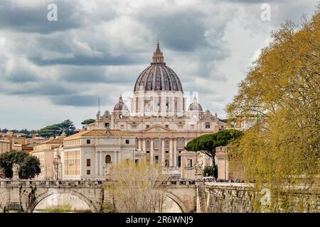 Petersdom und Ponte Sant'Angelo eine Brücke über den Tiber, Rom, Italien Stockfoto
