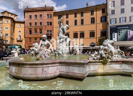 Fontana del Nettuno oder Neptunbrunnen am nördlichen Ende der Piazza Navona, Rom, Italien Stockfoto