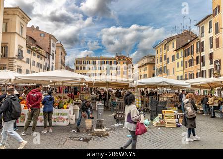 Leute, die auf dem Campo de'Fiori spazieren gehen, einem Platz mit einem täglichen Markt in der Altstadt von Rom, Italien Stockfoto