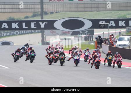 Misano Adriatico, Ita. 11. Juni 2023. Startrennen MotoGP die Fahrer starten vom Startfeld während des MotoGP Oakley Italian Grand Prix Tissot Race Sunday, MotoGP of Italy - auf der Mugello Circuit am 11. Juni 2023 in Scarperien, Italien. (Foto: Fabio Averna/Sipa USA) Guthaben: SIPA USA/Alamy Live News Stockfoto