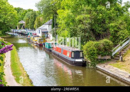 Kanal-Narrowboat durch das Dorf Govilon in Südwales am ruhigen Monmouth und Brecon Kanal Stockfoto