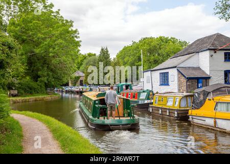 Kanal-Narrowboat durch das Dorf Govilon in Südwales am ruhigen Monmouth und Brecon Kanal Stockfoto