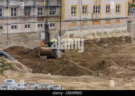 GARMISCH-PARTENKIRCHEN - 5. SEPTEMBER 2019: Bagger auf einer Baustelle in Garmisch-Partenkirchen, Bayern. Stockfoto