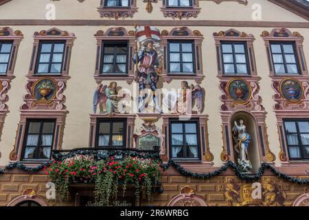 GARMISCH-PARTENKIRCHEN, DEUTSCHLAND - 5. SEPTEMBER 2019: Gasthof zum Rassen Hotel an der Ludwigstraße in Garmisch-Partenkirchen, Bayern, Deutschland Stockfoto