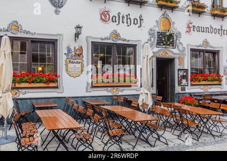 GARMISCH-PARTENKIRCHEN, DEUTSCHLAND - 5. SEPTEMBER 2019: Gasthof Fraundorfer Hotel an der Ludwigstraße in Garmisch-Partenkirchen, Bayern, Germa Stockfoto