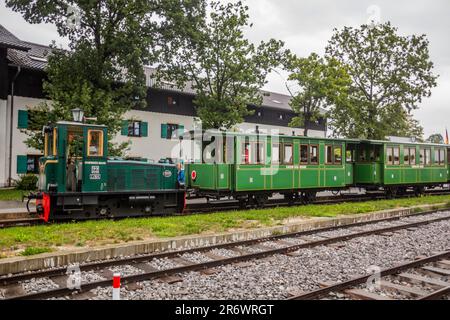 PRIEN, DEUTSCHLAND - 5. SEPTMBER 2019: Meterschiene in Prien am Chiemsee, Bayern, Deutschland Stockfoto