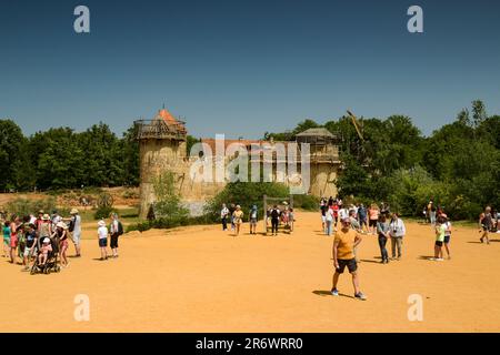 Guedelon - Frankreich - Mai 2023: Blick auf den mittelalterlichen Bau von Guedelon in Bourgogne in Frankreich Stockfoto