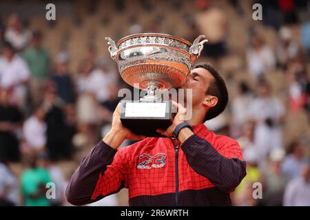 Paris, Frankreich. 11. Juni 2023. Novak Djokovic aus Serbien küsst seine Trophäe, nachdem er am Sonntag, den 11. Juni 2023, bei den French Tennis Open in Paris, Frankreich, sein Finalspiel gegen Casper Ruud aus Norwegen gewonnen hat. Djokovic gewann den Wettbewerb 7-6, 6-3, 7-5. Foto: Maya Vidon-White/UPI Credit: UPI/Alamy Live News Stockfoto