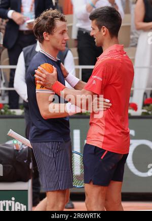 Paris, Frankreich. 11. Juni 2023. Novak Djokovic aus Serbien (R) umarmt Casper Ruud aus Norwegen, nachdem er am Sonntag, den 11. Juni 2023, bei den French Tennis Open in Paris, Frankreich, das Finalspiel gewonnen hat. Djokovic gewann den Wettbewerb 7-6, 6-3, 7-5. Foto: Maya Vidon-White/UPI Credit: UPI/Alamy Live News Stockfoto