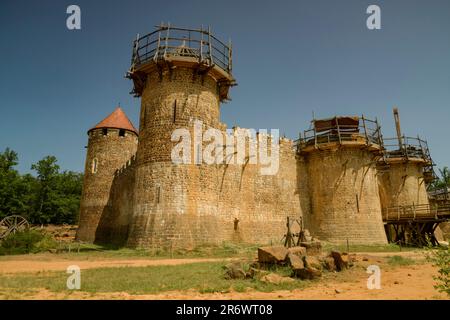 Guedelon - Frankreich - Mai 2023: Blick auf den mittelalterlichen Bau von Guedelon in Bourgogne in Frankreich Stockfoto