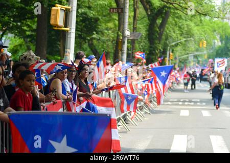 New York, Usa. 11. Juni 2023. Die Zuschauer trafen sich in Mid-Manhattan, um die jährliche Puerto-ricanische Day Parade 66. am 11. Juni 2023 in New York City zu feiern. (Foto: Ryan Rahman/Pacific Press) Kredit: Pacific Press Media Production Corp./Alamy Live News Stockfoto