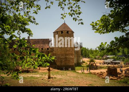 Guedelon - Frankreich - Mai 2023: Blick auf den mittelalterlichen Bau von Guedelon in Bourgogne in Frankreich Stockfoto