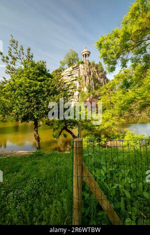 Der Tempel de la Sybille auf einer künstlichen Klippe im Parc des Buttes Chaumont an einem sonnigen frühen Sommertag in Paris, Frankreich Stockfoto