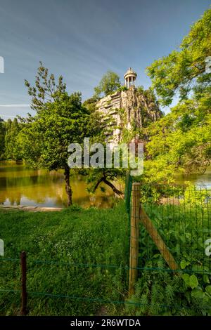 Der Tempel de la Sybille auf einer künstlichen Klippe im Parc des Buttes Chaumont an einem sonnigen frühen Sommertag in Paris, Frankreich Stockfoto