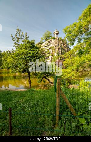 Der Tempel de la Sybille auf einer künstlichen Klippe im Parc des Buttes Chaumont an einem sonnigen frühen Sommertag in Paris, Frankreich Stockfoto