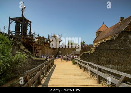 Guedelon - Frankreich - Mai 2023: Blick auf den mittelalterlichen Bau von Guedelon in Bourgogne in Frankreich Stockfoto