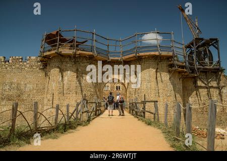 Guedelon - Frankreich - Mai 2023: Blick auf den mittelalterlichen Bau von Guedelon in Bourgogne in Frankreich Stockfoto