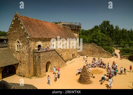 Guedelon - Frankreich - Mai 2023: Blick auf den mittelalterlichen Bau von Guedelon in Bourgogne in Frankreich Stockfoto