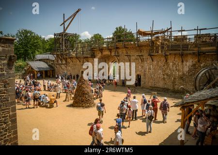 Guedelon - Frankreich - Mai 2023: Blick auf den mittelalterlichen Bau von Guedelon in Bourgogne in Frankreich Stockfoto