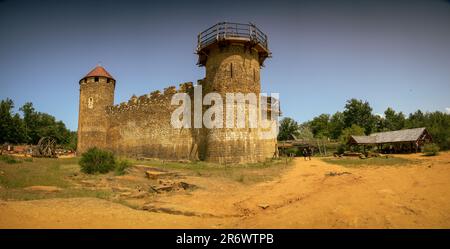 Guedelon - Frankreich - Mai 2023: Blick auf den mittelalterlichen Bau von Guedelon in Bourgogne in Frankreich Stockfoto