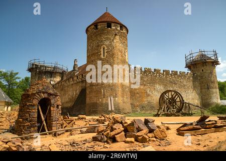 Guedelon - Frankreich - Mai 2023: Blick auf den mittelalterlichen Bau von Guedelon in Bourgogne in Frankreich Stockfoto