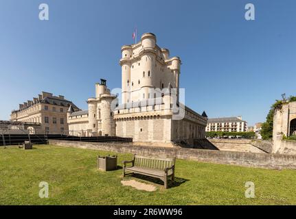 Hochauflösende architektonische Studie des Donjon ( Keep} auf dem Gelände des Château de Vincennes, Paris, Frankreich in heller Sommersonne Stockfoto