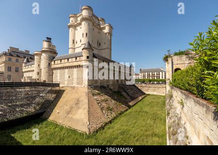 Hochauflösende architektonische Studie des Donjon ( Keep} auf dem Gelände des Château de Vincennes, Paris, Frankreich in heller Sommersonne Stockfoto