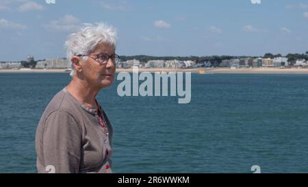 Porträt eines pensiven älteren Menschen am Meer Stockfoto