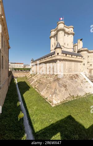 Hochauflösende architektonische Studie des Donjon ( Keep} auf dem Gelände des Château de Vincennes, Paris, Frankreich in heller Sommersonne Stockfoto