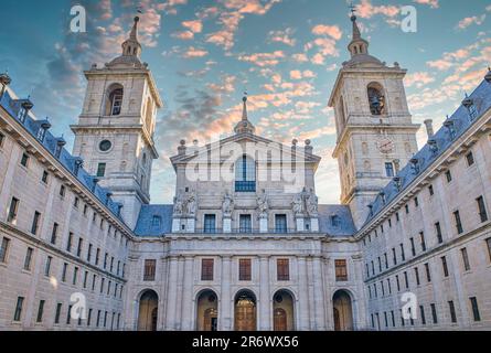 Glockentürme und Hauptfassade der Basilika im Komplex des königlichen Klosters San Lorenzo de El Escorial, Spanien Stockfoto