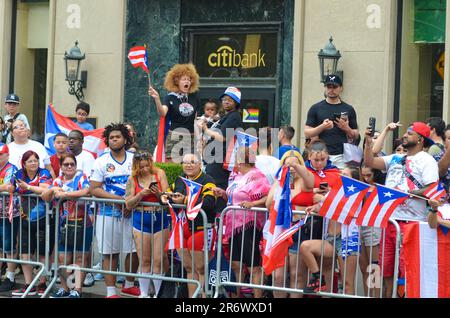 New York, New York, USA. 11. Juni 2023. Die Zuschauer trafen sich in Mid-Manhattan, um die jährliche Puerto-ricanische Day Parade 66. am 11. Juni 2023 in New York City zu feiern. (Kreditbild: © Ryan Rahman/Pacific Press via ZUMA Press Wire) NUR ZUR REDAKTIONELLEN VERWENDUNG! Nicht für den kommerziellen GEBRAUCH! Kredit: ZUMA Press, Inc./Alamy Live News Stockfoto