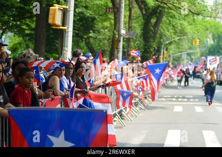 New York, New York, USA. 11. Juni 2023. Die Zuschauer trafen sich in Mid-Manhattan, um die jährliche Puerto-ricanische Day Parade 66. am 11. Juni 2023 in New York City zu feiern. (Kreditbild: © Ryan Rahman/Pacific Press via ZUMA Press Wire) NUR ZUR REDAKTIONELLEN VERWENDUNG! Nicht für den kommerziellen GEBRAUCH! Kredit: ZUMA Press, Inc./Alamy Live News Stockfoto