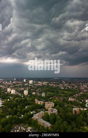 Birmingham, 11. Juni 2023 - Am Sonntagnachmittag wurde Birmingham Von Einer unheilvollen Sturmwolke heimgesucht. Ein riesiges Wolkenregal konnte als der Sturm am 11. Juni 2023 einrollte gesehen werden. Ein sprudelnder Kessel begann sich unter der Wolke zu bilden, zusammen mit einer Windaufnahme, ein Zeichen für einen sich nähernden Sturm. Heftiger Regen und Blitze folgten bald auch einem Donner. England hat am Wochenende hohe Temperaturen erlebt, wobei Gewitter die Temperaturen wieder auf normale Werte zurückgeführt haben. Kredit: Stop Press Media/Alamy Live News Stockfoto