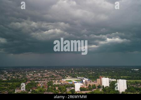 Birmingham, 11. Juni 2023 - Am Sonntagnachmittag wurde Birmingham Von Einer unheilvollen Sturmwolke heimgesucht. Ein riesiges Wolkenregal konnte als der Sturm am 11. Juni 2023 einrollte gesehen werden. Ein sprudelnder Kessel begann sich unter der Wolke zu bilden, zusammen mit einer Windaufnahme, ein Zeichen für einen sich nähernden Sturm. Heftiger Regen und Blitze folgten bald auch einem Donner. England hat am Wochenende hohe Temperaturen erlebt, wobei Gewitter die Temperaturen wieder auf normale Werte zurückgeführt haben. Kredit: Stop Press Media/Alamy Live News Stockfoto