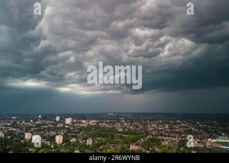 Birmingham, 11. Juni 2023 - Am Sonntagnachmittag wurde Birmingham Von Einer unheilvollen Sturmwolke heimgesucht. Ein riesiges Wolkenregal konnte als der Sturm am 11. Juni 2023 einrollte gesehen werden. Ein sprudelnder Kessel begann sich unter der Wolke zu bilden, zusammen mit einer Windaufnahme, ein Zeichen für einen sich nähernden Sturm. Heftiger Regen und Blitze folgten bald auch einem Donner. England hat am Wochenende hohe Temperaturen erlebt, wobei Gewitter die Temperaturen wieder auf normale Werte zurückgeführt haben. Kredit: Stop Press Media/Alamy Live News Stockfoto