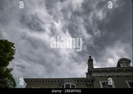 Birmingham, 11. Juni 2023 - Am Sonntagnachmittag wurde Birmingham Von Einer unheilvollen Sturmwolke heimgesucht. Ein riesiges Wolkenregal konnte als der Sturm am 11. Juni 2023 einrollte gesehen werden. Ein sprudelnder Kessel begann sich unter der Wolke zu bilden, zusammen mit einer Windaufnahme, ein Zeichen für einen sich nähernden Sturm. Heftiger Regen und Blitze folgten bald auch einem Donner. England hat am Wochenende hohe Temperaturen erlebt, wobei Gewitter die Temperaturen wieder auf normale Werte zurückgeführt haben. Kredit: Stop Press Media/Alamy Live News Stockfoto