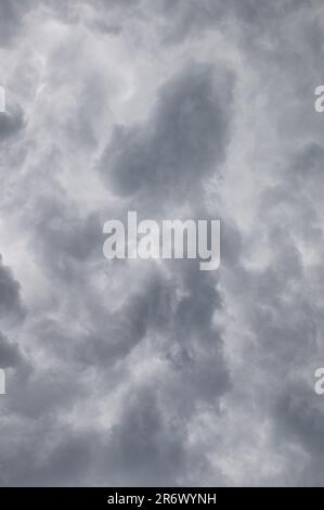 Birmingham, 11. Juni 2023 - Am Sonntagnachmittag wurde Birmingham Von Einer unheilvollen Sturmwolke heimgesucht. Ein riesiges Wolkenregal konnte als der Sturm am 11. Juni 2023 einrollte gesehen werden. Ein sprudelnder Kessel begann sich unter der Wolke zu bilden, zusammen mit einer Windaufnahme, ein Zeichen für einen sich nähernden Sturm. Heftiger Regen und Blitze folgten bald auch einem Donner. England hat am Wochenende hohe Temperaturen erlebt, wobei Gewitter die Temperaturen wieder auf normale Werte zurückgeführt haben. Kredit: Stop Press Media/Alamy Live News Stockfoto