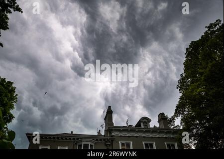 Birmingham, 11. Juni 2023 - Am Sonntagnachmittag wurde Birmingham Von Einer unheilvollen Sturmwolke heimgesucht. Ein riesiges Wolkenregal konnte als der Sturm am 11. Juni 2023 einrollte gesehen werden. Ein sprudelnder Kessel begann sich unter der Wolke zu bilden, zusammen mit einer Windaufnahme, ein Zeichen für einen sich nähernden Sturm. Heftiger Regen und Blitze folgten bald auch einem Donner. England hat am Wochenende hohe Temperaturen erlebt, wobei Gewitter die Temperaturen wieder auf normale Werte zurückgeführt haben. Kredit: Stop Press Media/Alamy Live News Stockfoto