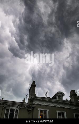 Birmingham, 11. Juni 2023 - Am Sonntagnachmittag wurde Birmingham Von Einer unheilvollen Sturmwolke heimgesucht. Ein riesiges Wolkenregal konnte als der Sturm am 11. Juni 2023 einrollte gesehen werden. Ein sprudelnder Kessel begann sich unter der Wolke zu bilden, zusammen mit einer Windaufnahme, ein Zeichen für einen sich nähernden Sturm. Heftiger Regen und Blitze folgten bald auch einem Donner. England hat am Wochenende hohe Temperaturen erlebt, wobei Gewitter die Temperaturen wieder auf normale Werte zurückgeführt haben. Kredit: Stop Press Media/Alamy Live News Stockfoto