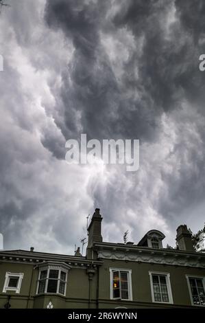 Birmingham, 11. Juni 2023 - Am Sonntagnachmittag wurde Birmingham Von Einer unheilvollen Sturmwolke heimgesucht. Ein riesiges Wolkenregal konnte als der Sturm am 11. Juni 2023 einrollte gesehen werden. Ein sprudelnder Kessel begann sich unter der Wolke zu bilden, zusammen mit einer Windaufnahme, ein Zeichen für einen sich nähernden Sturm. Heftiger Regen und Blitze folgten bald auch einem Donner. England hat am Wochenende hohe Temperaturen erlebt, wobei Gewitter die Temperaturen wieder auf normale Werte zurückgeführt haben. Kredit: Stop Press Media/Alamy Live News Stockfoto