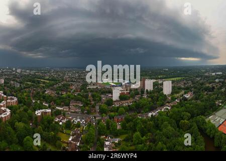 Birmingham, 11. Juni 2023 - Am Sonntagnachmittag wurde Birmingham Von Einer unheilvollen Sturmwolke heimgesucht. Ein riesiges Wolkenregal konnte als der Sturm am 11. Juni 2023 einrollte gesehen werden. Ein sprudelnder Kessel begann sich unter der Wolke zu bilden, zusammen mit einer Windaufnahme, ein Zeichen für einen sich nähernden Sturm. Heftiger Regen und Blitze folgten bald auch einem Donner. England hat am Wochenende hohe Temperaturen erlebt, wobei Gewitter die Temperaturen wieder auf normale Werte zurückgeführt haben. Kredit: Stop Press Media/Alamy Live News Stockfoto