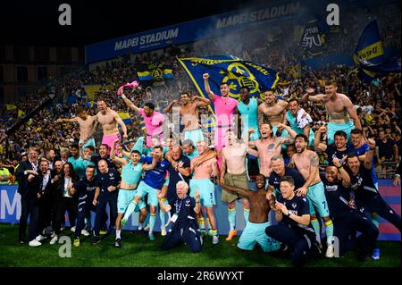 Reggio Emilia, Italien. 11. Juni 2023 Die Spieler des Hellas Verona FC feiern den Sieg am Ende der Serie Ein Relegation-Spiel zwischen Spezia Calcio und Hellas Verona FC. Kredit: Nicolò Campo/Alamy Live News Stockfoto