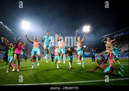 Reggio Emilia, Italien. 11. Juni 2023 Die Spieler des Hellas Verona FC feiern den Sieg am Ende der Serie Ein Relegation-Spiel zwischen Spezia Calcio und Hellas Verona FC. Kredit: Nicolò Campo/Alamy Live News Stockfoto