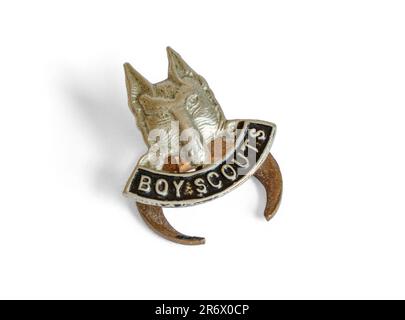 Das Metal Boy Scouts-Abzeichen aus dem späten 1950er. Jahrhundert zeigt den Kopf des symbolträchtigen Wolfs isoliert auf weißem Hintergrund in Großbritannien Stockfoto