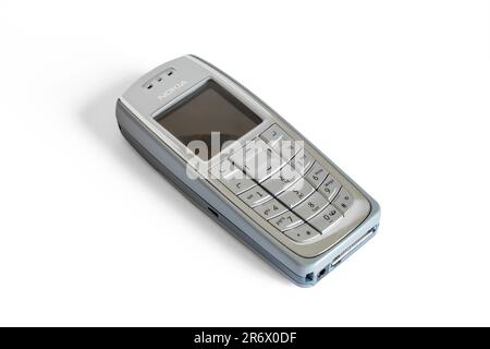 Mobiltelefon Nokia 3120 RH-19 von 2004, isoliert auf weißem Hintergrund, Großbritannien Stockfoto
