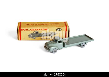 1950er Dinky Dublo Bedford Spielzeugauto mit Flachbett-Truck und Originalbox, isoliert auf weißem Hintergrund, UK Stockfoto